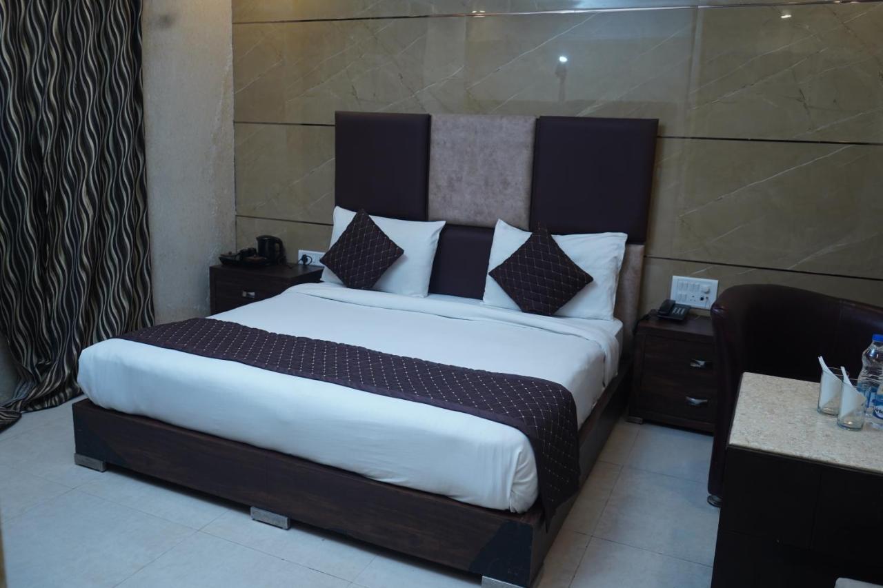 Hotel O Delhi, Near Karol Bagh Main Market And Metro Station نيودلهي المظهر الخارجي الصورة
