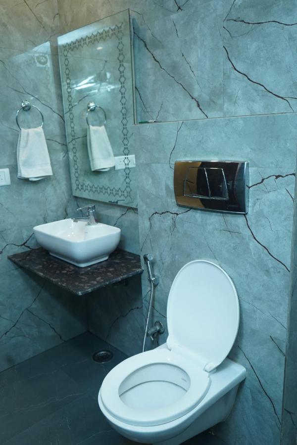 Hotel O Delhi, Near Karol Bagh Main Market And Metro Station نيودلهي المظهر الخارجي الصورة