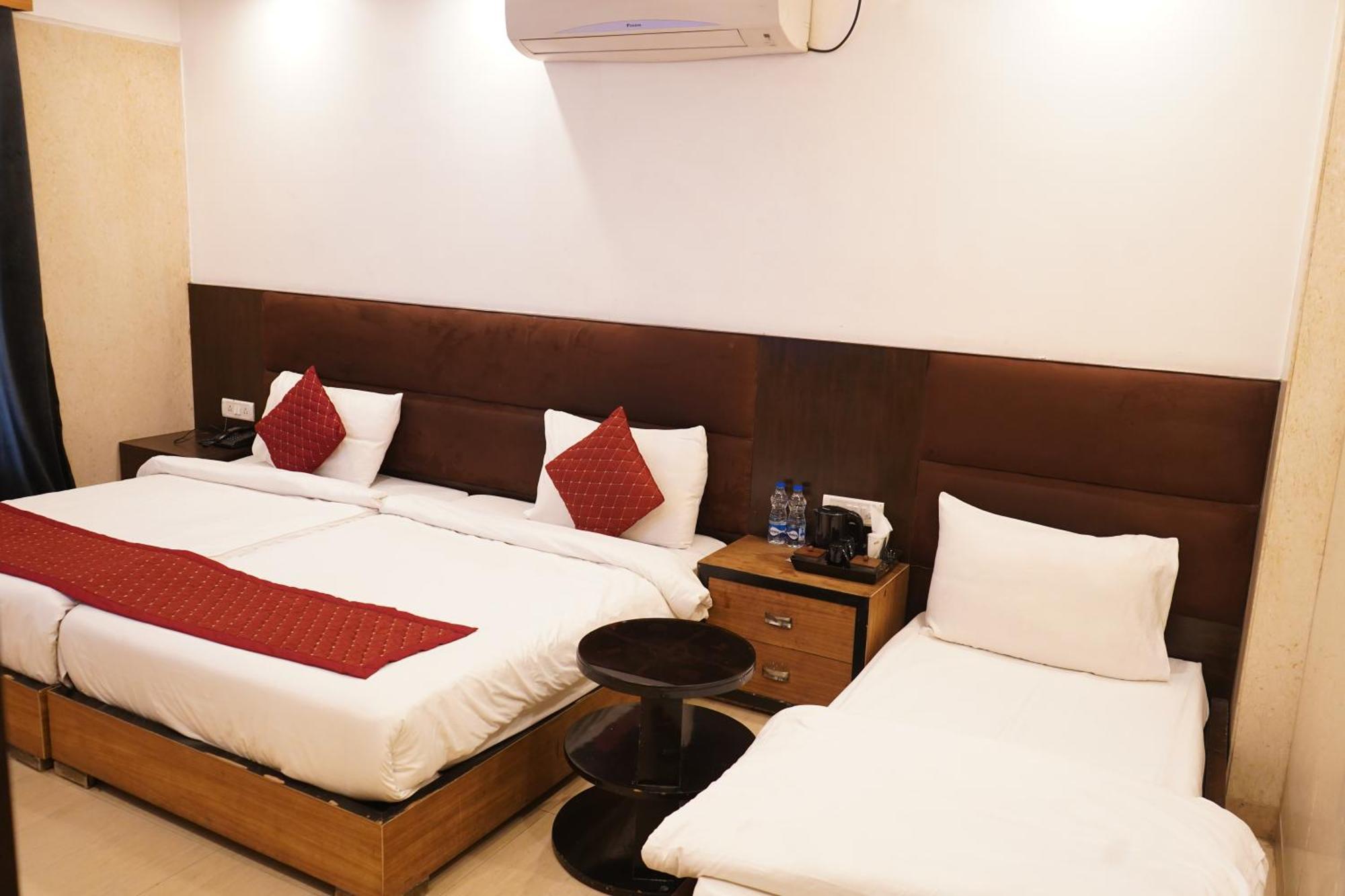 Hotel O Delhi, Near Karol Bagh Main Market And Metro Station نيودلهي المظهر الخارجي الصورة