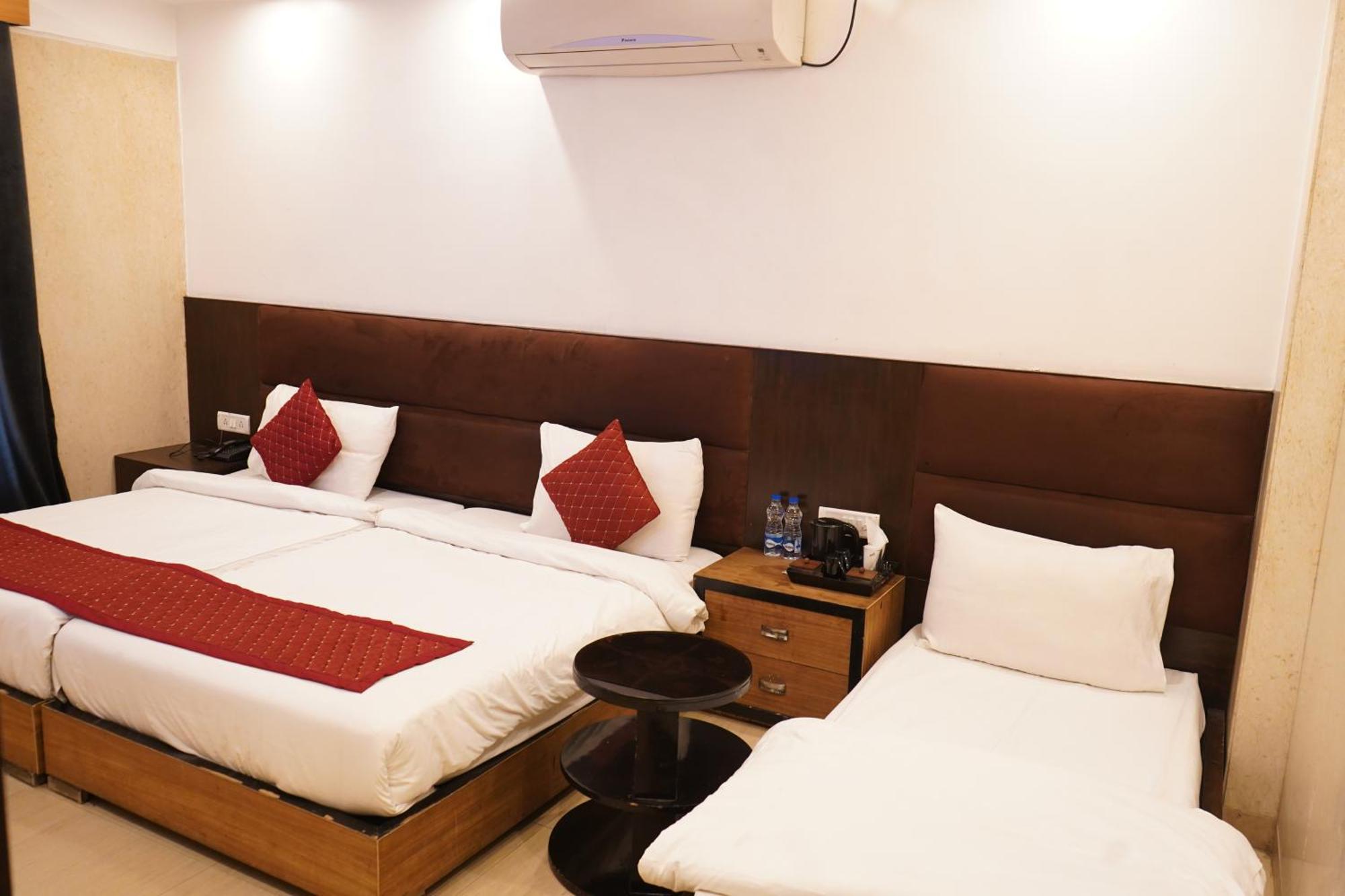 Hotel O Delhi, Near Karol Bagh Main Market And Metro Station نيودلهي المظهر الخارجي الصورة