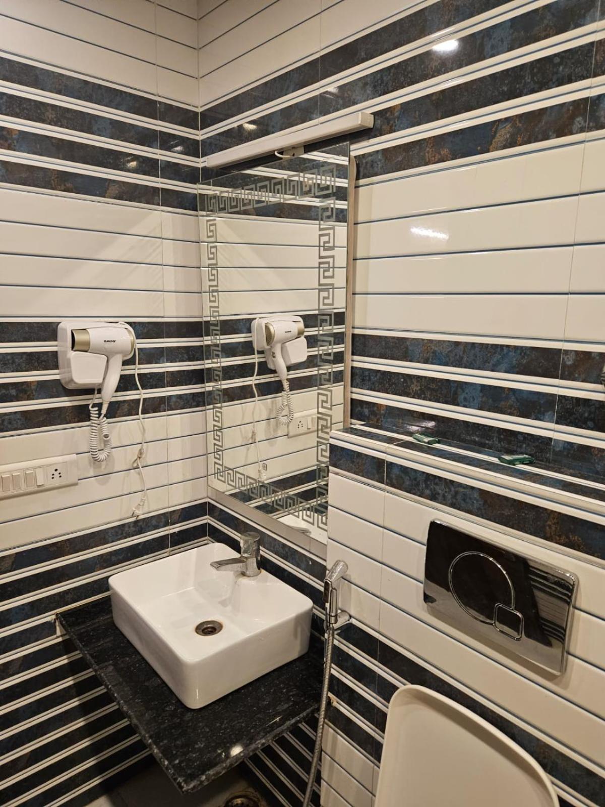 Hotel O Delhi, Near Karol Bagh Main Market And Metro Station نيودلهي المظهر الخارجي الصورة